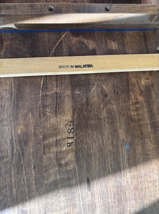 Стол из натурального дерева.