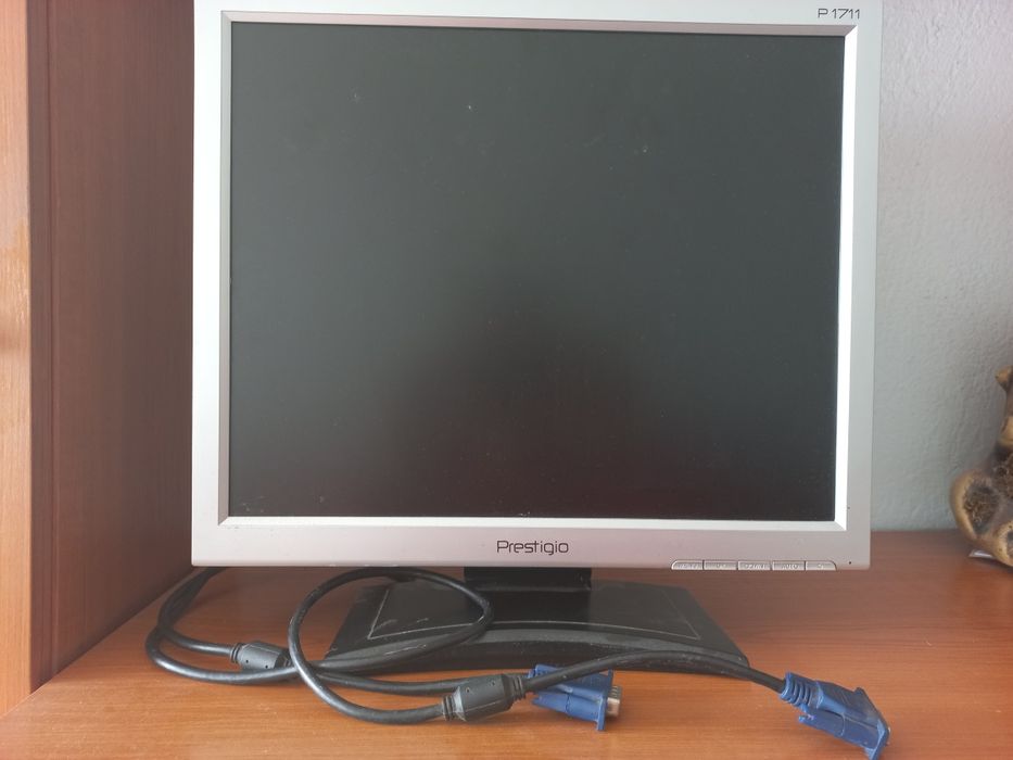 Настолен компютър и монитор