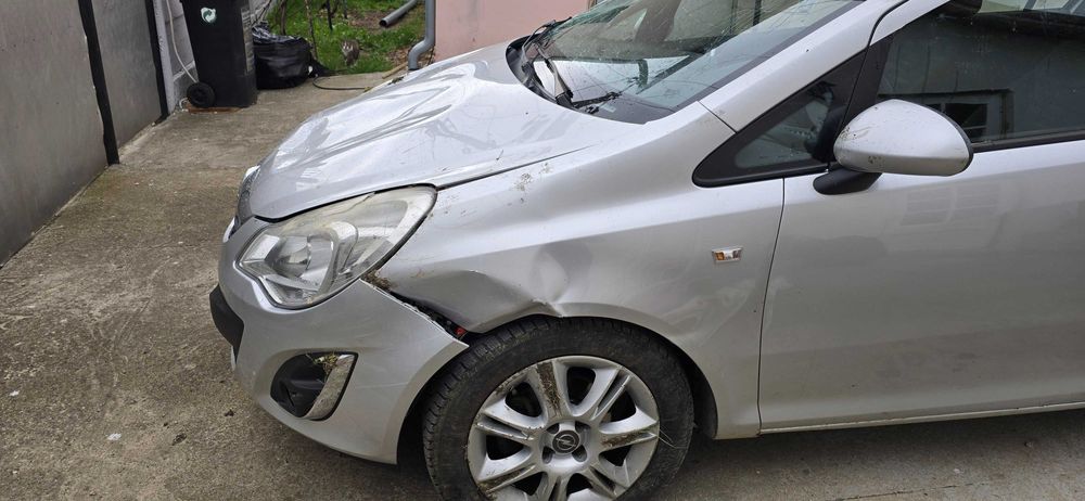 Opel corsa avariat