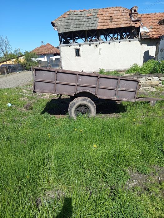 Tractor U445+ remorcă