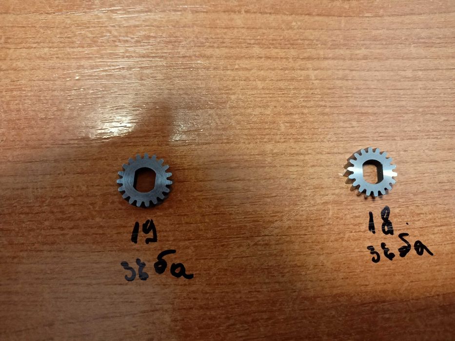 Зъбни колела метални, зъбчатки 18 и 19 зъба.