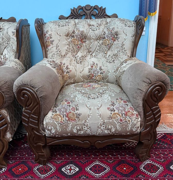 Продаётся мягкая мебель: диван + 2 кресла (комплект)