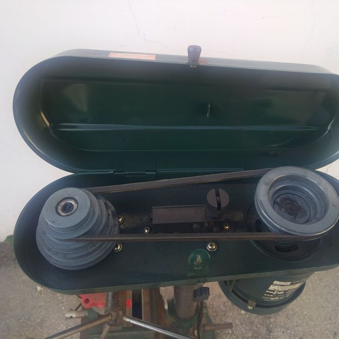 Настолна бормашина мощност 
400W / 1400 об.мин
Комплект с менгеме
Отрезната машина за плочки е предназначена за линейно рязане на плочки,