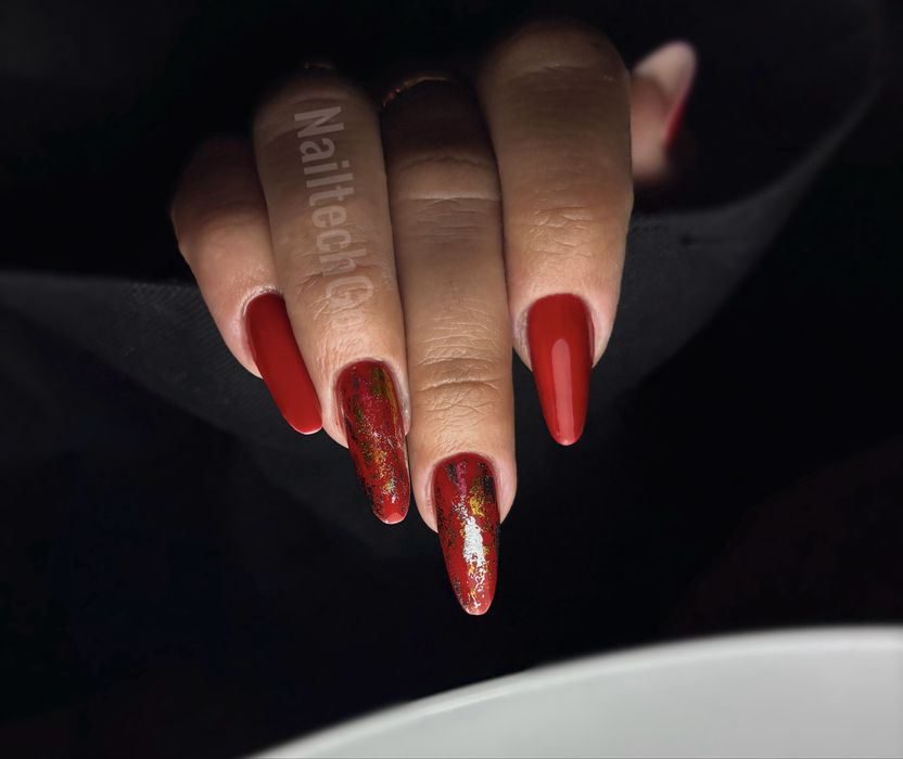 Realizez unghii cu gel