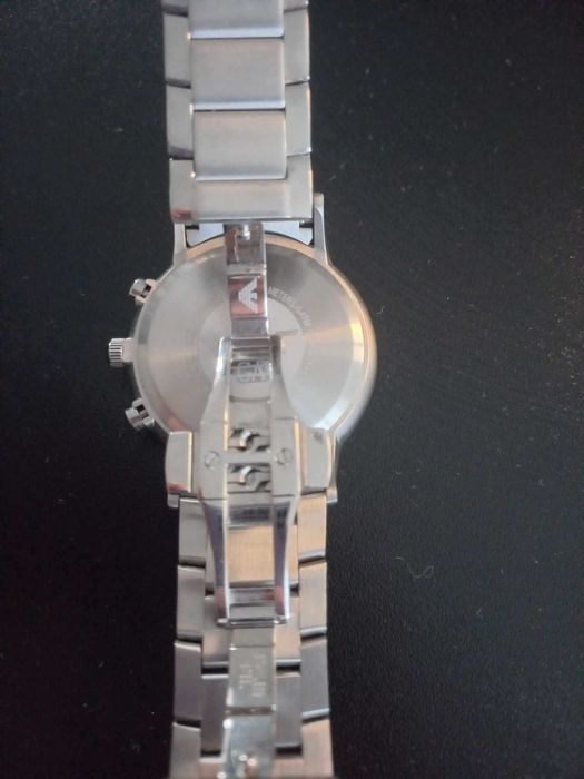 Продавам часовник Emporio Armani