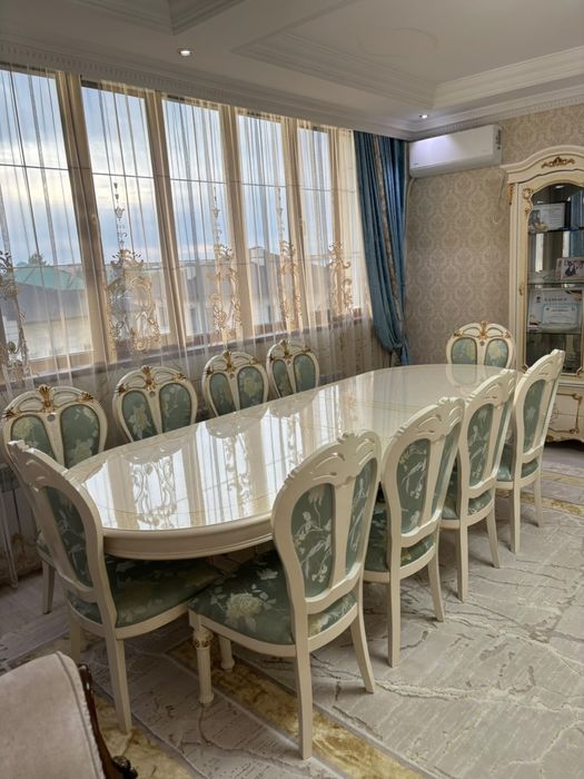 Стол и стулья продается
