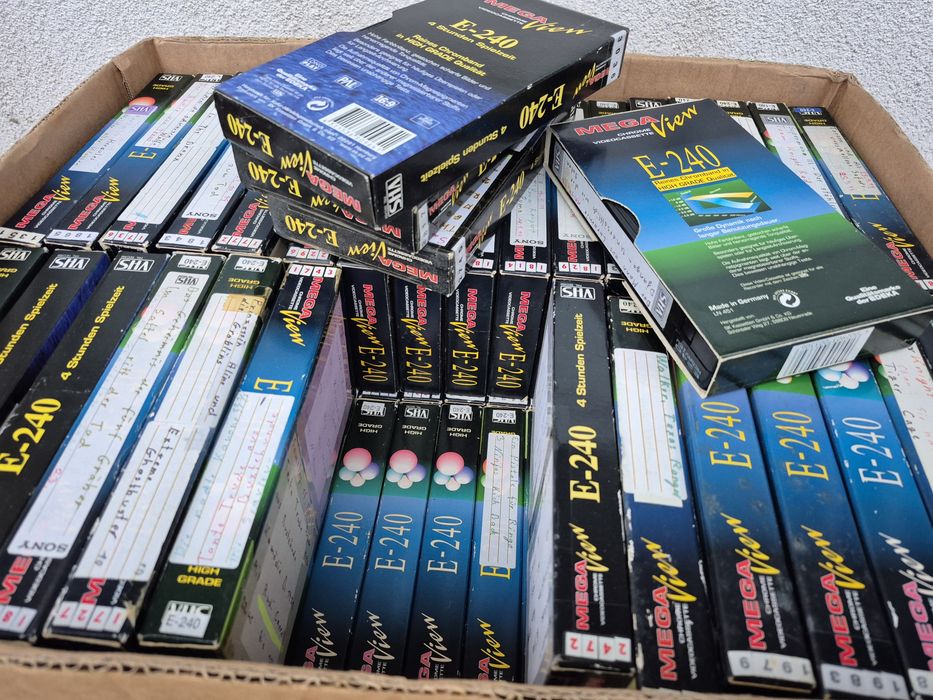 Vând lot 55 casete video VHS originale Mega view de 240minute cu filme

- 80