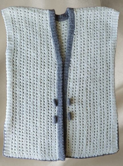 Продавам чисто ново вълнено дамско ръчно плетено елече