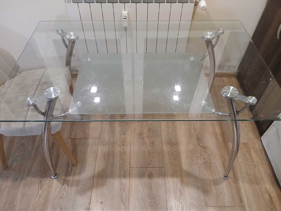 Стъклена кухненска маса