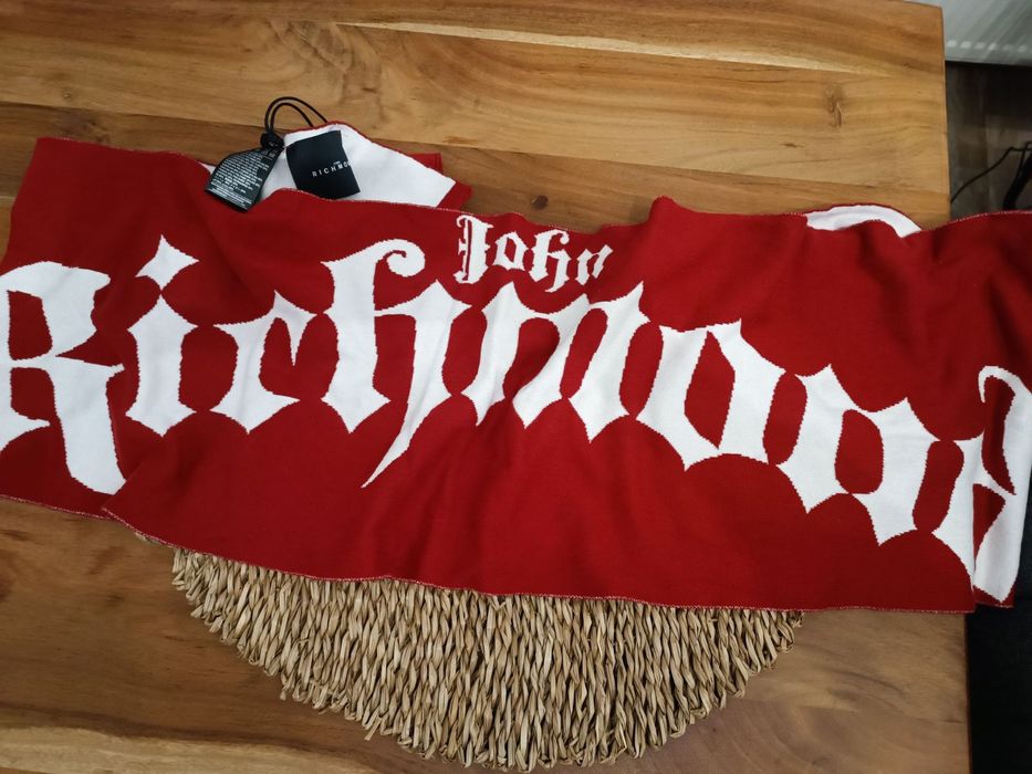 Шал John Richmond, шапка Coach