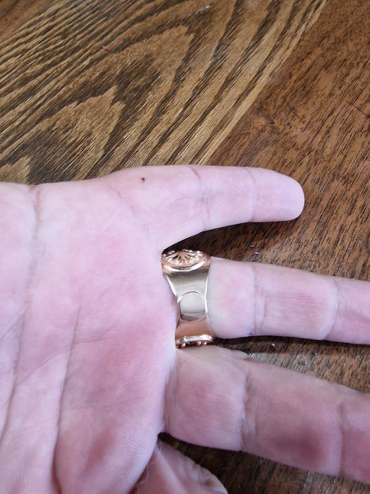 Золотая печатка новая.