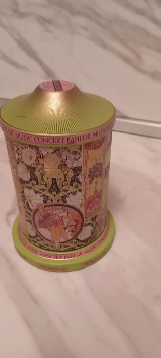 Музикална метална кутия.