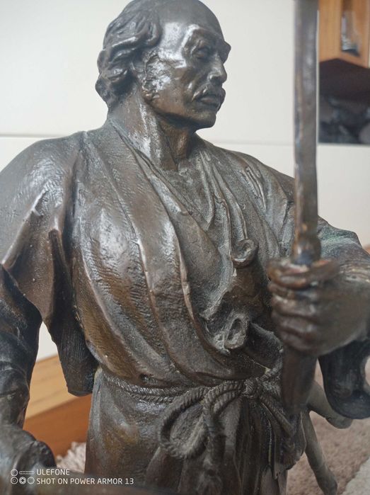 Продавам статуя на самурай бронз.