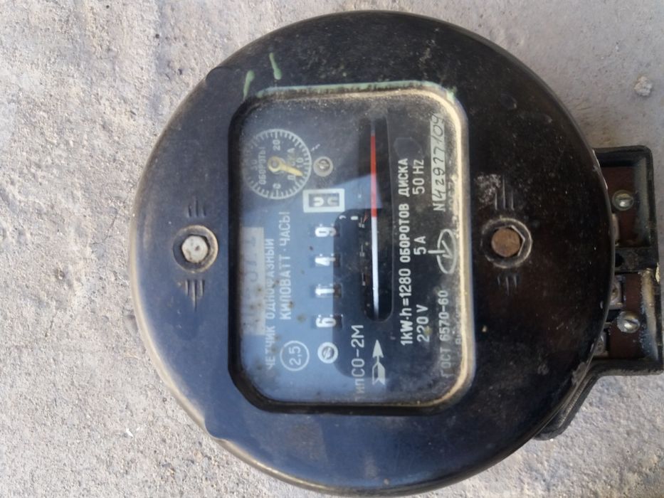 Электросчетчик механический советский в рабочем состояний