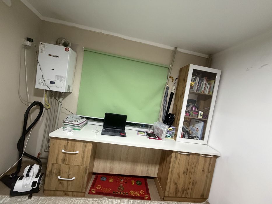 Компьютерный стол в хорошем состояний