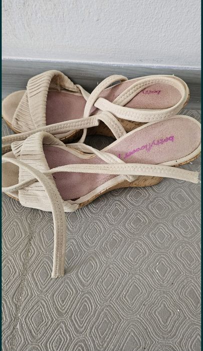 Летняя обувь на танкетке