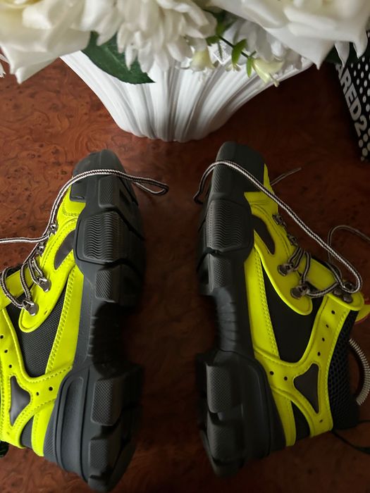 neon yellow Gucci Flashtrek