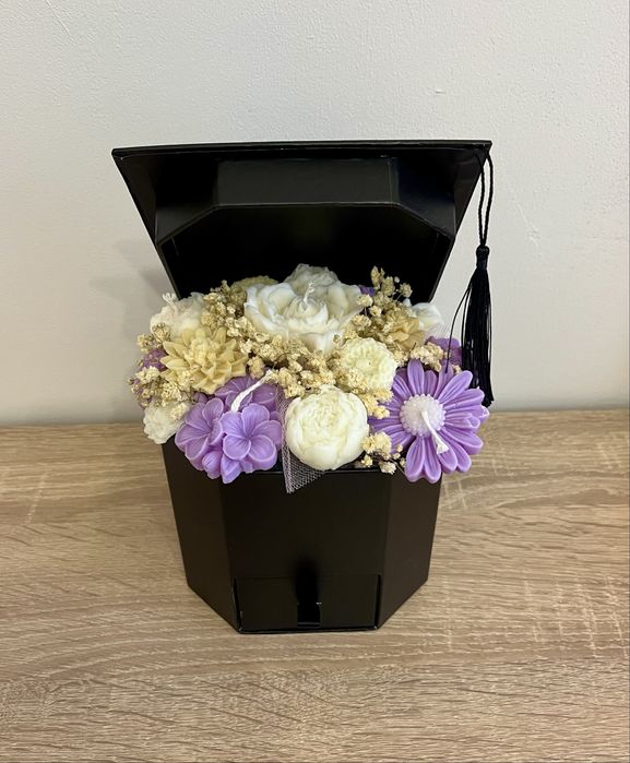 Кутия шапка със свещи за завършване