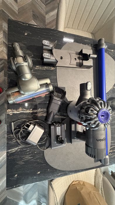 Продавам прахосмукачка Dyson V6