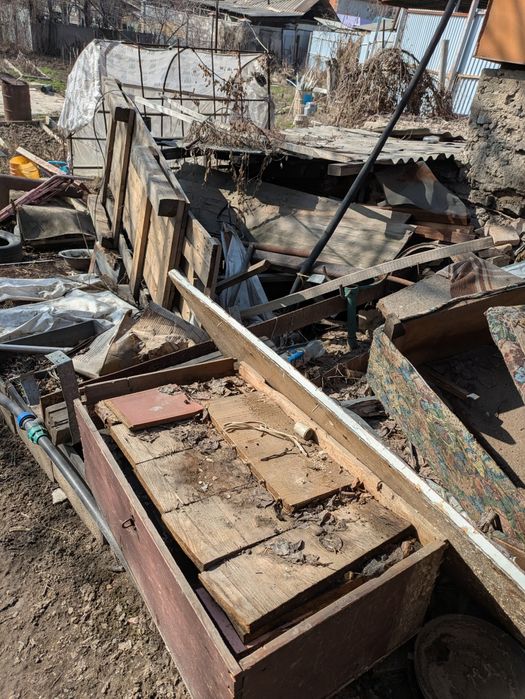 Куча дерева, остатков мебели