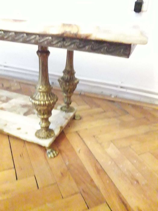 Masa dreptunghiulara cu blat onix si picioare din bronz
