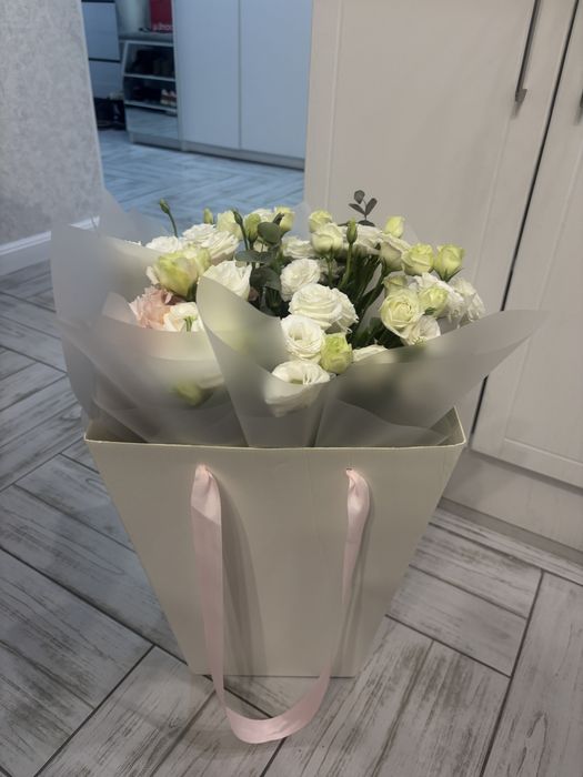 Нежный букет эустомы в подарочной коробке