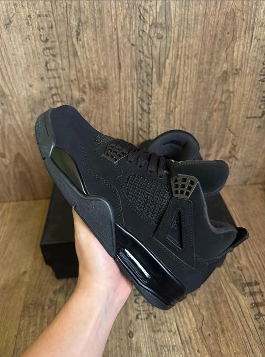 Jordan 4 Retro..