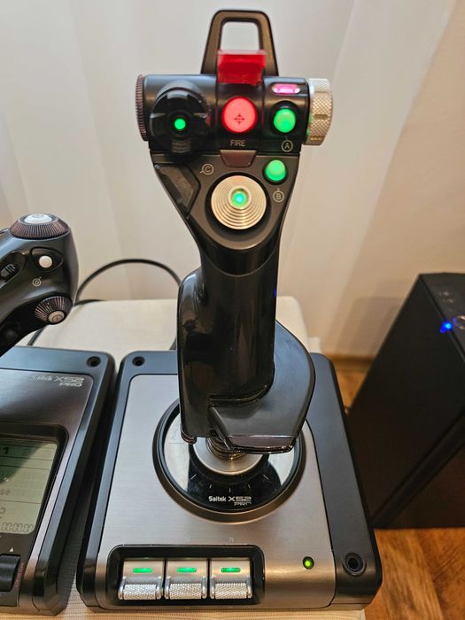 Logitech Saitek x52Pro HOTAS (joystick + throttle)