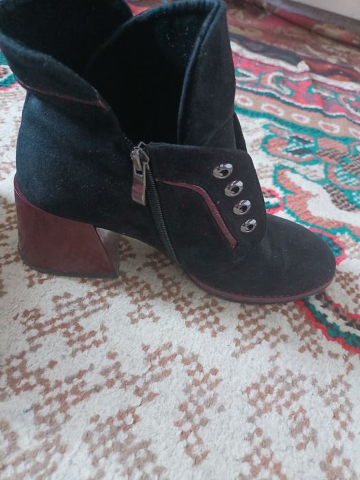 Замшевые ботинки продам