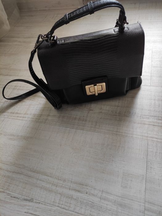 Малка черна чанта