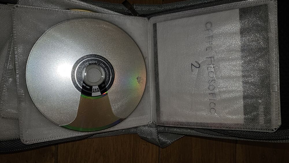 20 диска с Италианска музика заедно с калъф за тях.