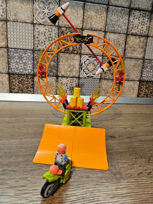 LEGO City - Stunt Show Arena (60295) - set complet + figurina surpriza bonus