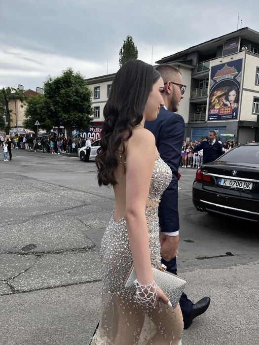 Рокля с камъни и пера