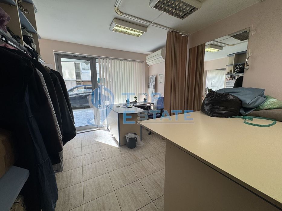 Търговско помещение на комуникативно място в кв. Колю Фичето, гр. Вел