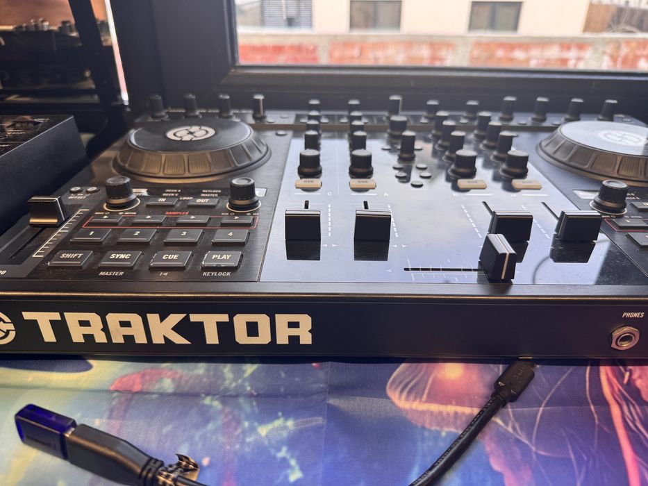 Traktor kontrol s4