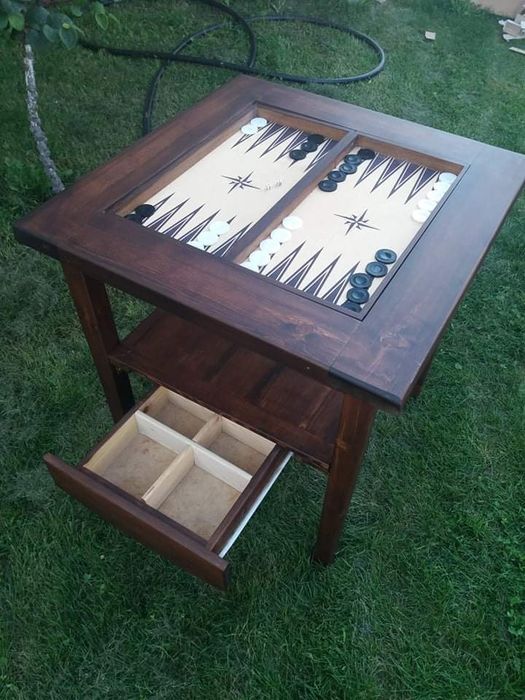 Дървена маса с вградена шахматна дъска
