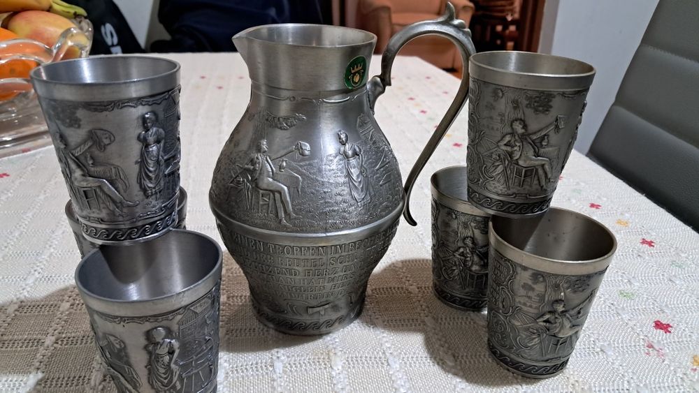 Carafa  0,7 l  si 6 pahare  din staniu cu acelas model