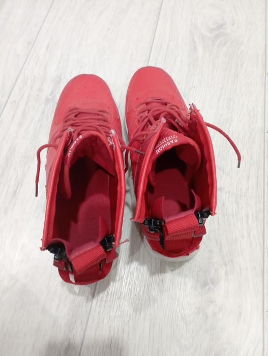 Продам красные кроссовки взрослые
