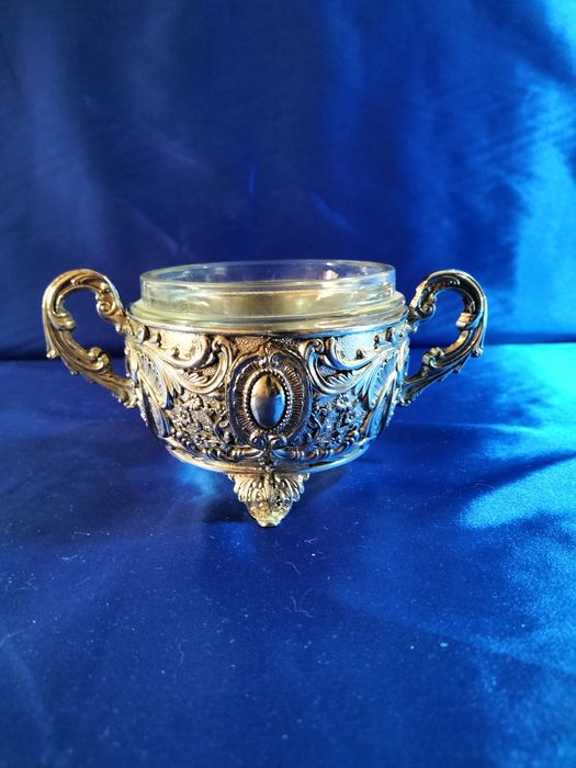 Ляганы, чайники, тарелки, ложки, вилки, ножи и прочая посуда