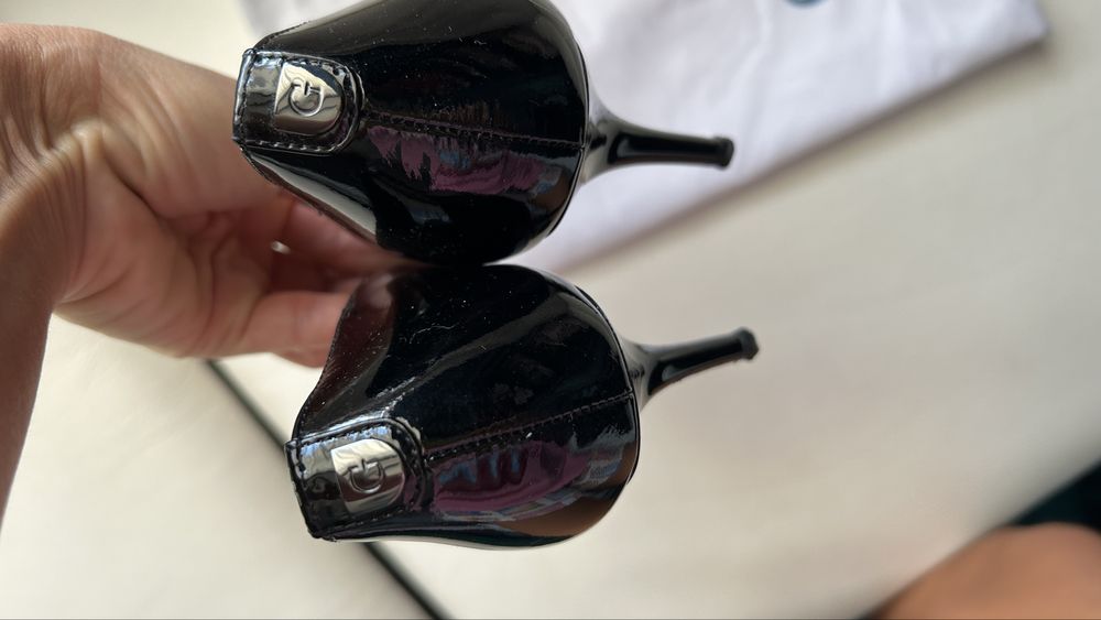 Елегантни обувки Guess