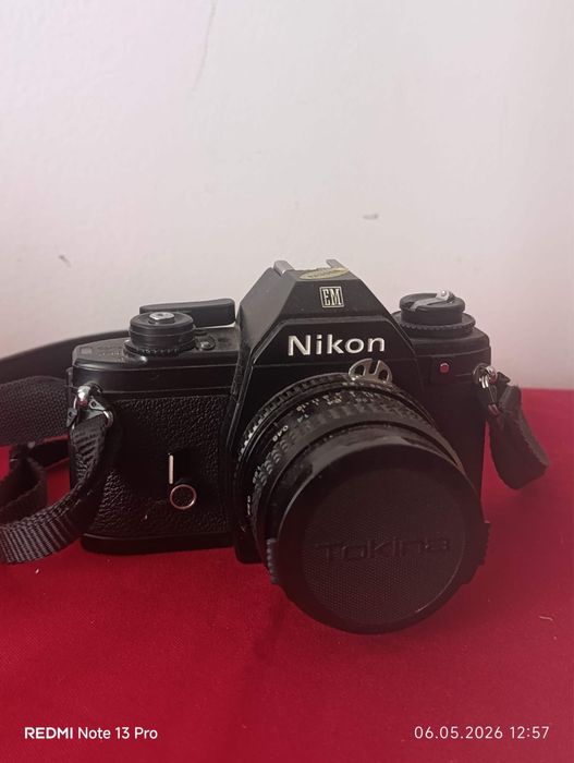 Aparat foto Nikon EM 35mm film SLR cu obiectivul Tokina RMC 35mm f/2.8.