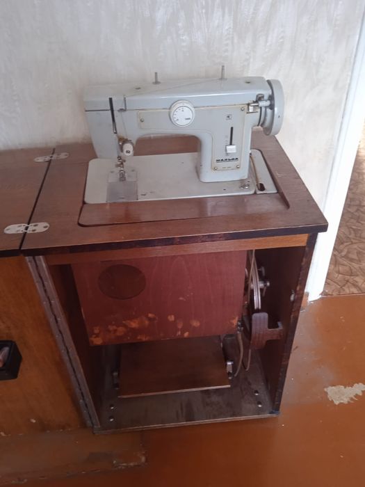 Продам швейную машинку