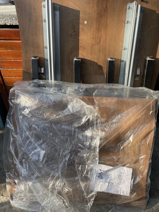 Продавам трапезна маса Dickson 120