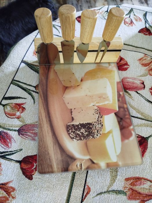 Продавам сет за сирене