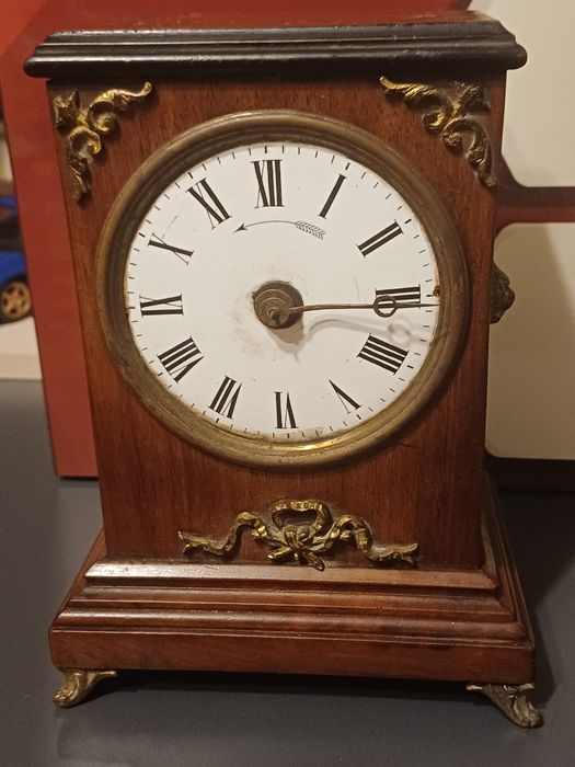 Ceas mecanic vechi de masă