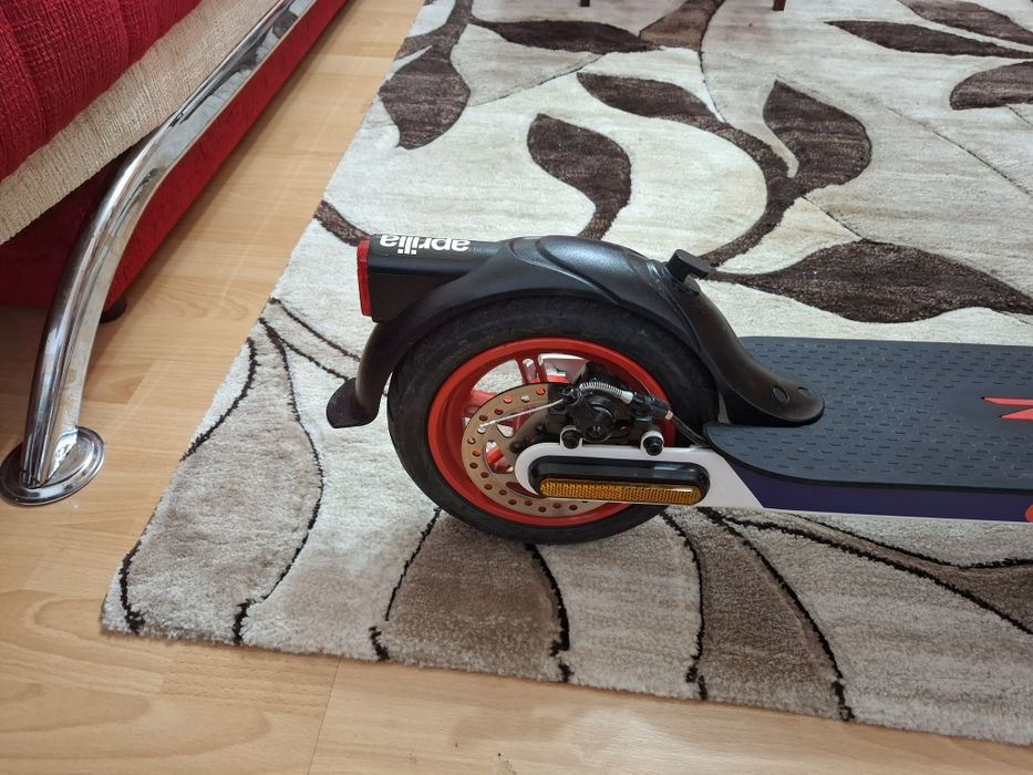 Vând trotineta electrica Aprilia