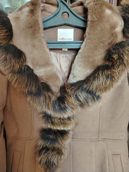 Пальто сатылады.