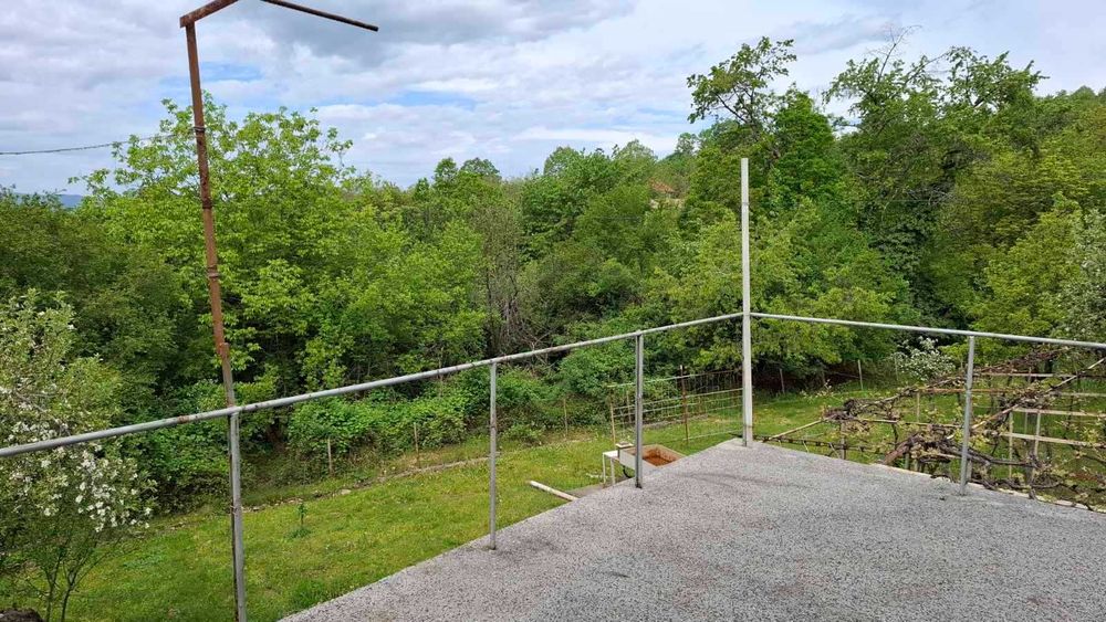 Продава масивна къща в село на 13 км от Габрово