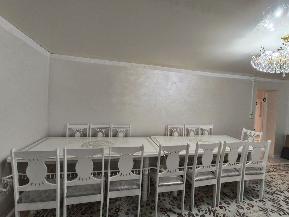 Гостиный стол и стулья