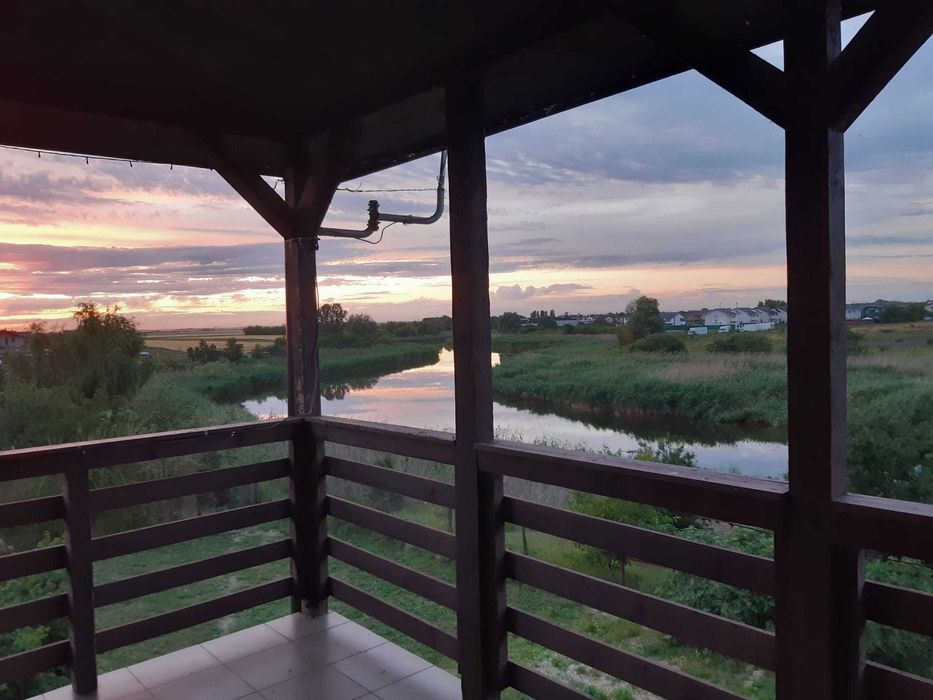 Casa/vila curte mare pe malul lacului